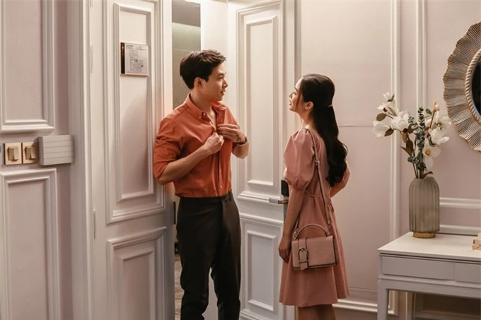 Trong cảnh quay chung đầu tiên được tiết lộ, cặp đôi xuất hiện trong bối cảnh căn hộ sang trọng và diện những set đồ thời trang.