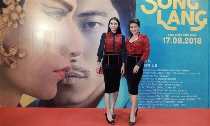 Kiều Trinh và Thanh Tú dự buổi ra mắt phim Song lang tháng 8/2018.