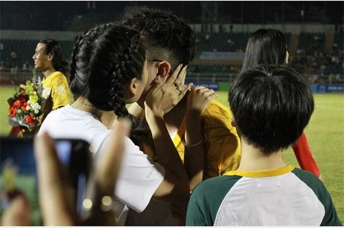 Lâm Vỹ Dạ hôn ông xã Hứa Minh Đạt sau trận đấu bóng đá.