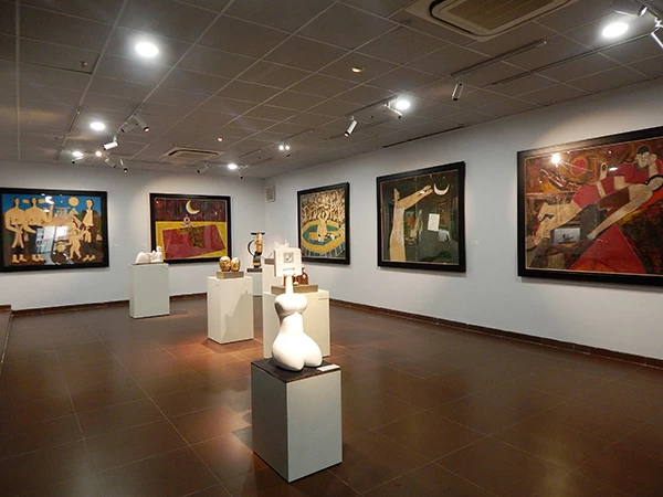 Không gian trưng bày các tác phẩm của Nghệ sĩ tạo hình Lê Công Thành tại tầng 3 Bảo tàng Mỹ thuật Đà Nẵng