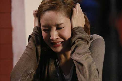 Chuyển sang nhà mới nhưng chồng vẫn cố đem theo bức tranh cũ, trong một lần dọn dẹp, tôi lạnh sống lưng khi phát hiện bí mật phía sau