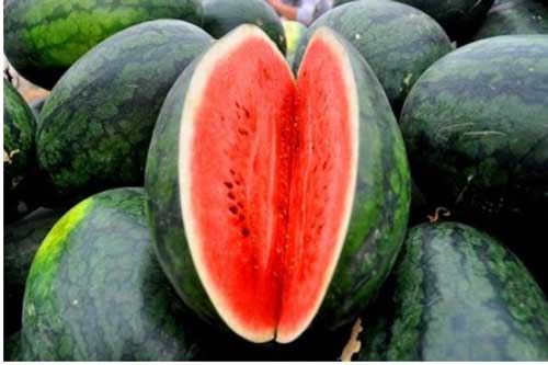  Vì sao người bán luôn bổ đôi quả dưa hấu khi bày ra sạp hàng?