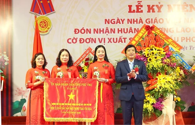 Trường Tiểu học Đinh Tiên Hoàng đón nhận Cờ đơn vị xuất sắc dẫn đầu phong trào thi đua năm học 2019-2020 của UBND tỉnh Phú Thọ.