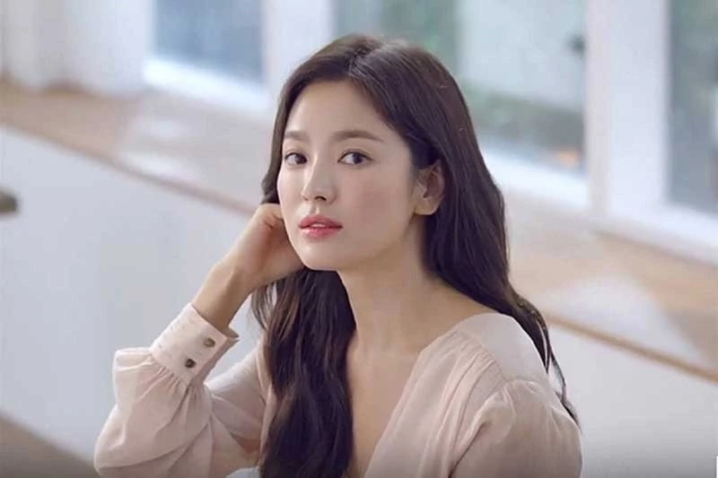 1. Song Hye-kyo. Sinh ngày 22/11/1981 tại Daegu, Hàn Quốc. Năm 1996, cô xuất hiện trong ngành giải trí với vai trò người mẫu cho công ty đồng phục trường học. Cùng năm đó, Song Hye-kyo bắt đầu diễn xuất với vai diễn nhỏ trong phim Mối Tình Đầu. Tới năm 2000, tên tuổi cô vang danh khắp châu Á khi đóng vai chính trong phim Trái Tim Mùa Thu.