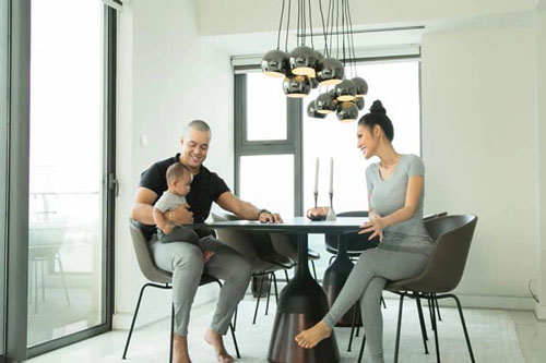 Đinh Phương Ánh khoe quý tử bụ bẫm, đáng yêu, vô tình hé lộ không gian đang sống cùng chồng Tây