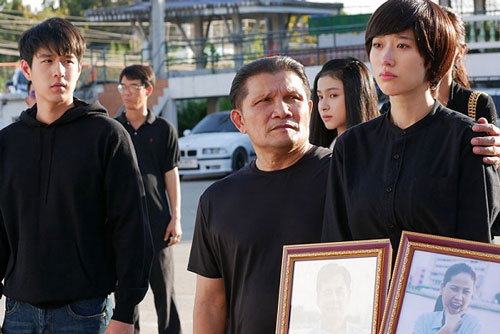 Trước khi mất, mẹ tôi rút một phong bì dưới chiếu và để lại lời trăng trối khiến tôi hận vợ chồng anh trai thấu xương