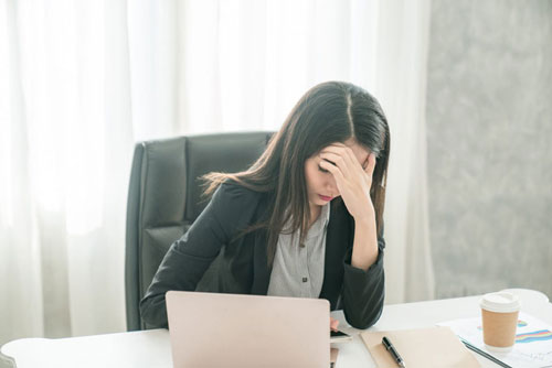 Đang yên đang lành, sếp bỗng gọi tôi vào rồi thông báo một tin động trời khiến tôi bật khóc nức nở chạy ra khỏi phòng