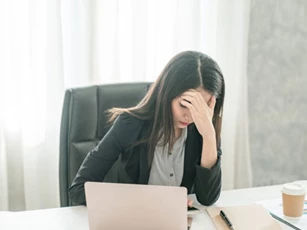 Đang yên đang lành, sếp bỗng gọi tôi vào rồi thông báo một tin động trời khiến tôi bật khóc nức nở chạy ra khỏi phòng