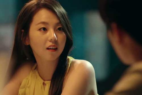 Chồng đi họp lớp ngày 20/11 về, tôi bất chợt ngửi thấy mùi khó chịu ở lưng áo anh ta để rồi ngã ngửa trước dòng tin nhắn trong đêm