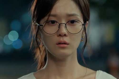 Đang quỳ khóc trong đám tang của chồng, bà cô bất ngờ ghé tai hỏi một câu khiến tôi nín bặt, không biết nên bỏ đi hay ở lại cho trọn đạo?