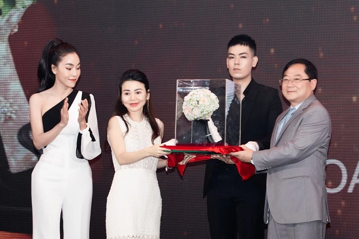Tuyệt phẩm hoa sứ Minh Long được chọn làm hoa đăng quang dành cho tân Hoa Hậu Việt Nam 2020.