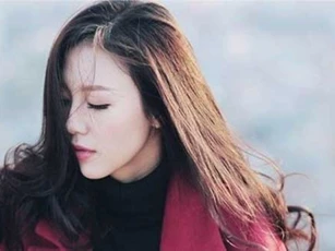 Kỷ niệm 3 năm ngày cưới, chồng tặng tôi chiếc kiềng vàng 5 chỉ khiến tôi rất vui, song đêm ấy thấy anh quỳ gối trước giường mẹ chồng, tôi rụng rời tay chân