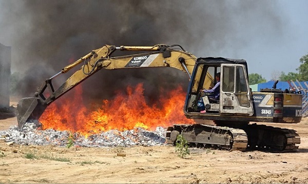Long An: Tổ chức tiêu hủy gần 300 ngàn cái khẩu trang y tế không đảm bảo chất lượng