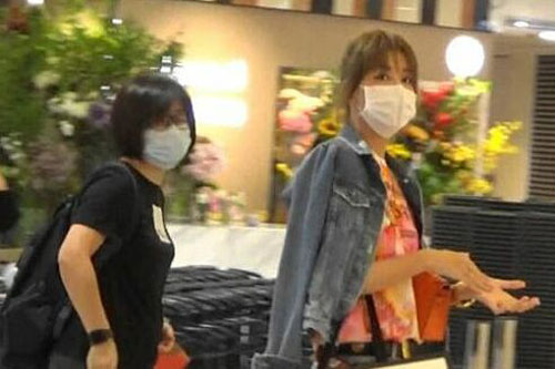 Mỹ nhân Hong Kong mua đồ ăn giảm giá sau ly dị đại gia