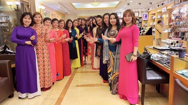 Các thành viên trong Hội liên hiệp Nữ doanh nhân Việt Nam tại Đài Loan chụp ảnh lưu niệm.