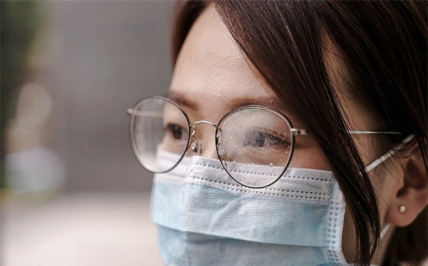 Cách đeo khẩu trang y tế không bị mờ kính khi đi đường