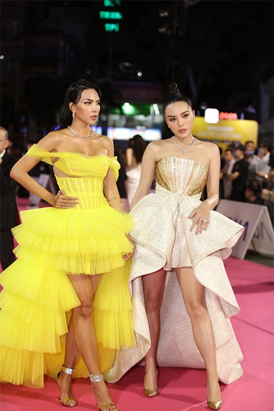 Hoa hậu Kỳ Duyên sánh đôi cùng người mẫu Minh Triệu. Cả hai coi nhau như tri kỷ, người thân từ nhiều năm nay và thường xuyên đồng hành trong các sự kiện.