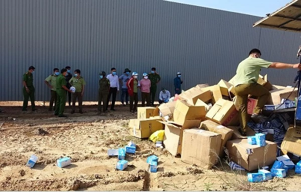 Thành viên Hồi đồng tham gia giám sát việc tiêu hủy.
