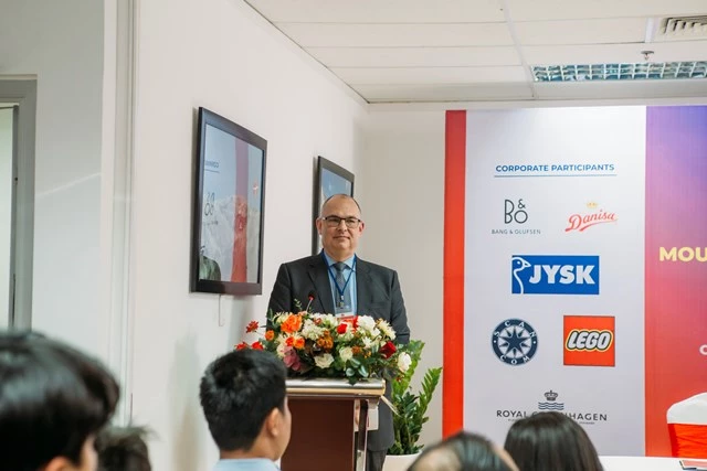 Đại sứ Đan Mạch tại Việt Nam Kim Højlund Christensen phát biểu tại lễ ký kết