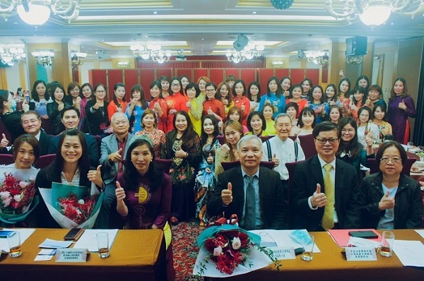 Hội liên hiệp Nữ doanh nhân Việt Nam tại Đài Loan chụp ảnh cùng với các khách mời.