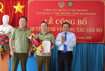 Lãnh đạo Tổng cục QLTT và Lãnh đạo UBND tỉnh Khánh Hòa trao Quyết định bổ nhiệm cho đồng chí Phạm Ngọc Sơn.