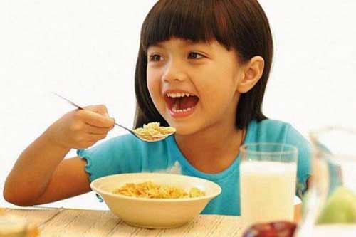 3 sai lầm khi cho con ăn sáng, gây hại sức khỏe của bé