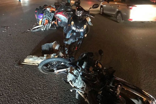 Ô tô "điên" húc văng hàng loạt xe máy đang chờ đèn đỏ