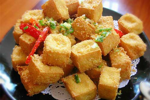 Chỉ bỏ thêm 1 lát chanh vào chảo, bạn sẽ có món đậu rán giòn tan ngon hết nấc