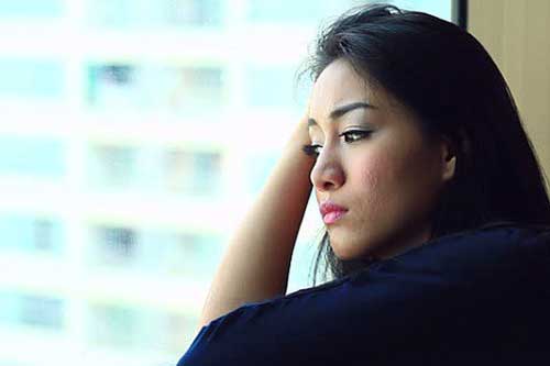 Vừa sinh con, mẹ chồng đã bắt đưa đi xét nghiệm ADN nhưng không ngờ chồng tôi lại ngăn cản, lời anh nói khiến tôi sợ run người