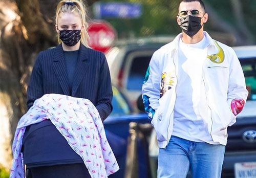 Sophie Turner diện áo blazer sang chảnh đi dạo phố cùng chồng con