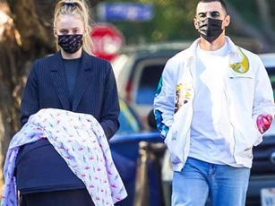 Sophie Turner diện áo blazer sang chảnh đi dạo phố cùng chồng con
