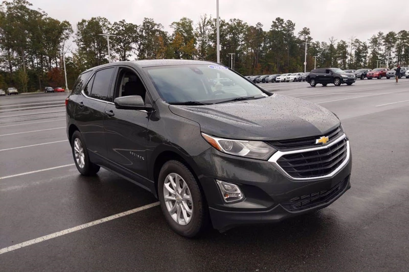 3. Chevrolet Equinox 2020 (giá khởi điểm: 23.800 USD, điểm tổng thể: 8,2/10).