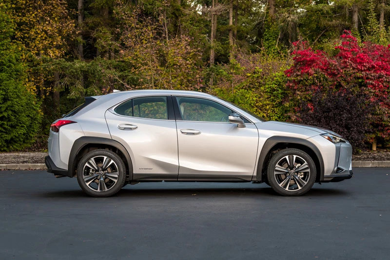 5. Lexus UX Hybrid 2020 (giá khởi điểm: 34.500 USD).