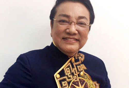 Tuổi 75, nghệ sĩ Phú Quý được vợ kém 20 tuổi chăm sóc ân cần