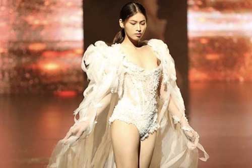 Á hậu 2 Ngọc Thảo lộ ảnh quá khứ đi diễn nội y trong show của Vũ Khắc Tiệp