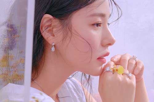 Nhìn mặt chàng trai trong đội bê tráp, tim tôi đập thình thịch, tay chân lóng ngóng suốt buổi lễ cưới vì sợ bí mật bại lộ