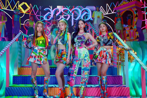 Tân binh aespa bất ngờ xuất hiện cùng phiên bản ảo trên sân khấu