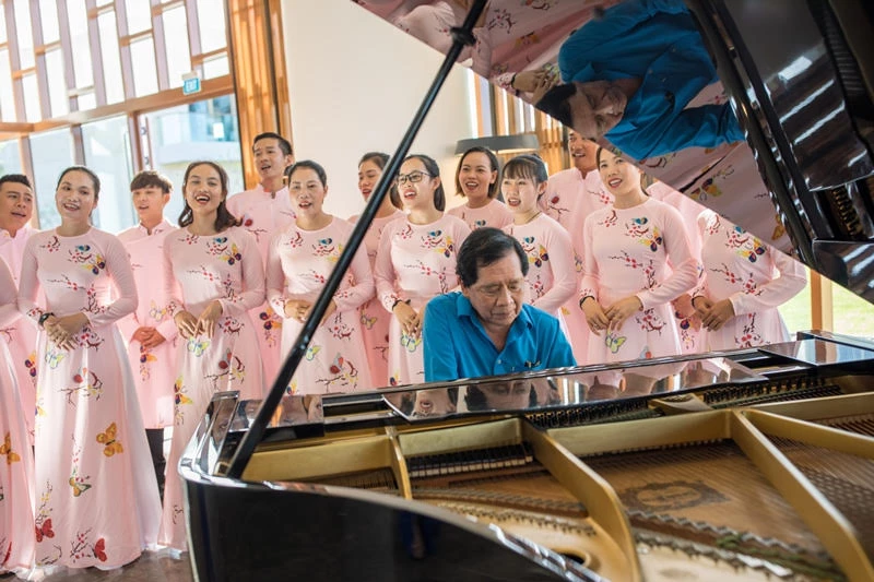 Dàn đồng ca Alma Choir cùng ca sĩ và nghệ sĩ piano đến từ Philippines sẽ trình diễn những ca khúc Giáng sinh trong suốt mùa lễ hội.