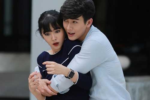 Nghe tiếng anh trai đang ở trong phòng người giúp việc, tôi báo ngay cho chị dâu biết, nào ngờ hành động của chị khiến tôi chết lặng