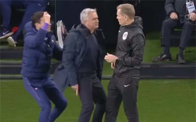 Giờ sát cánh bên Mourinho là Sacramento (trái)