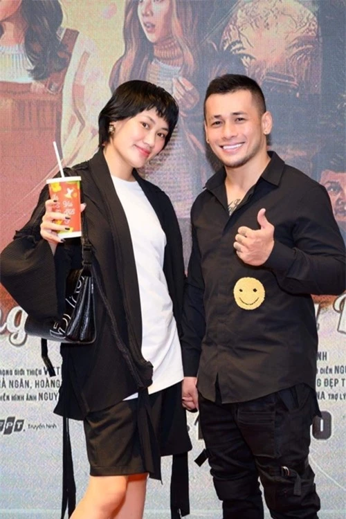 Vợ chồng stylise Pông Chuẩn - diễn viên Tùng Min cùng nhau xem phim.