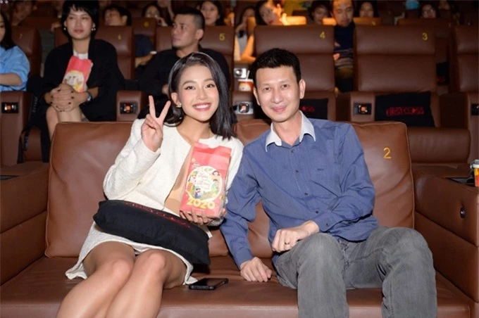 Khả Ngân vào rạp xem phim một lần nữa cùng đạo diễn Nguyễn Phan Quang Bình.