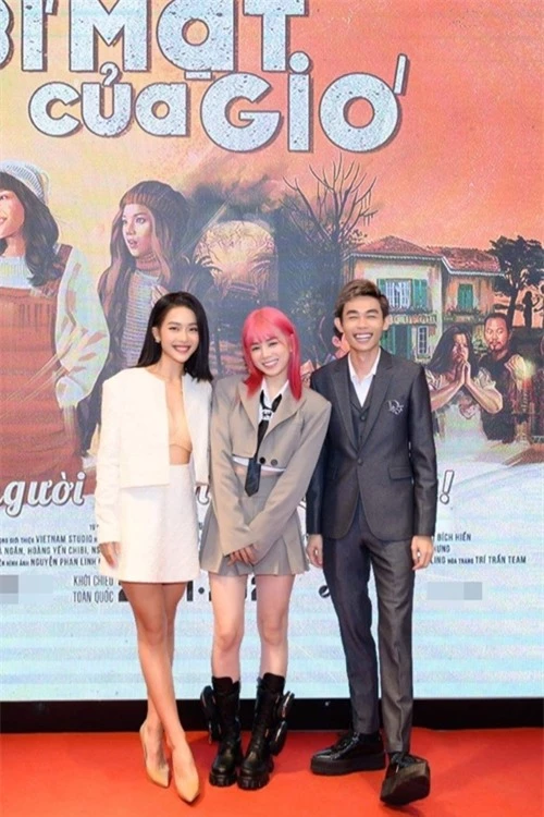 Nữ DJ Mie và nam diễn viên hài Hồng Thanh tới chúc mừng Khả Ngân.