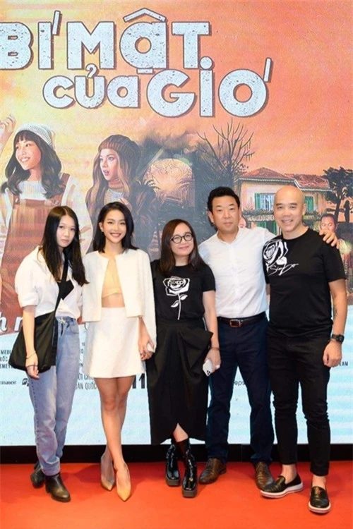 Nguyễn Phan Linh Đan - đạo diễn hình ảnh của phim (bìa trái) cùng Khả Ngân nhận lời chúc từ các khách mời của sự kiện.