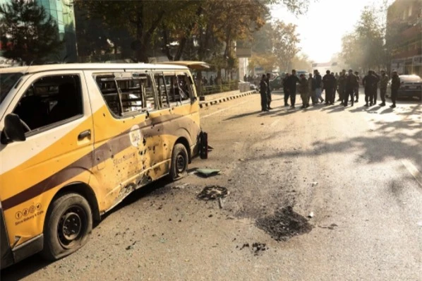 Nhiều vụ nổ và phóng tên lửa tại thủ đô Afghanistan, ít nhất 8 người thiệt mạng - Ảnh 1.