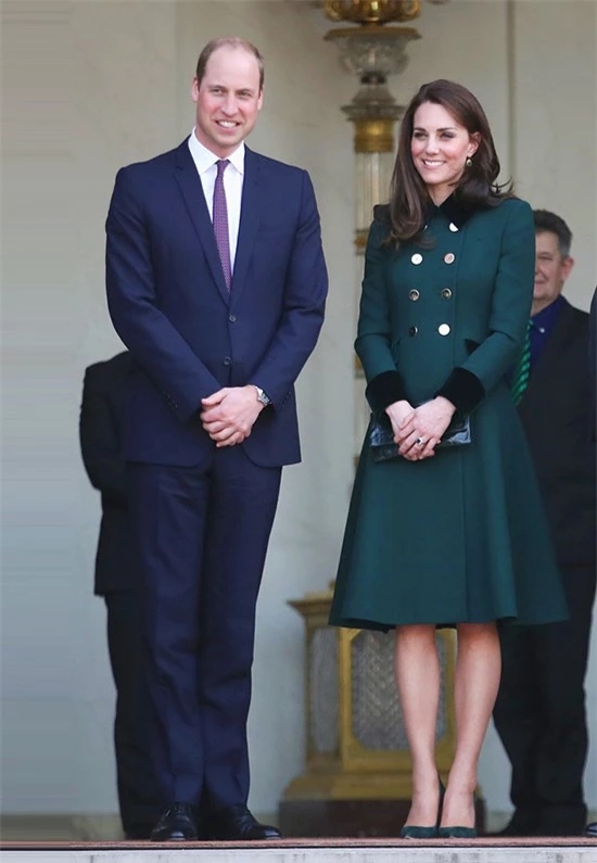 Kate mặc một chiếc áo khoác dài màu xanh lá cây trong chuyến thăm với Tổng thống Pháp lúc bấy giờ là Francois Hollande tại Điện Elysee ở Paris vào năm 2017.