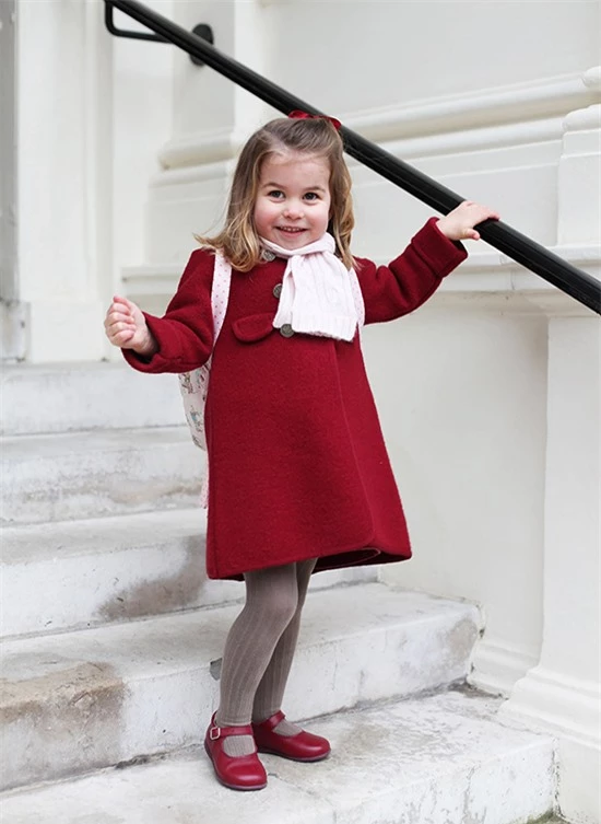 Công chúa Charlotte tươi cười trong chiếc áo khoác màu đỏ đậm trong ngày đầu tiên đi mẫu giáo tại Trường mẫu giáo Willcocks, ở London, vào tháng 1/2018.