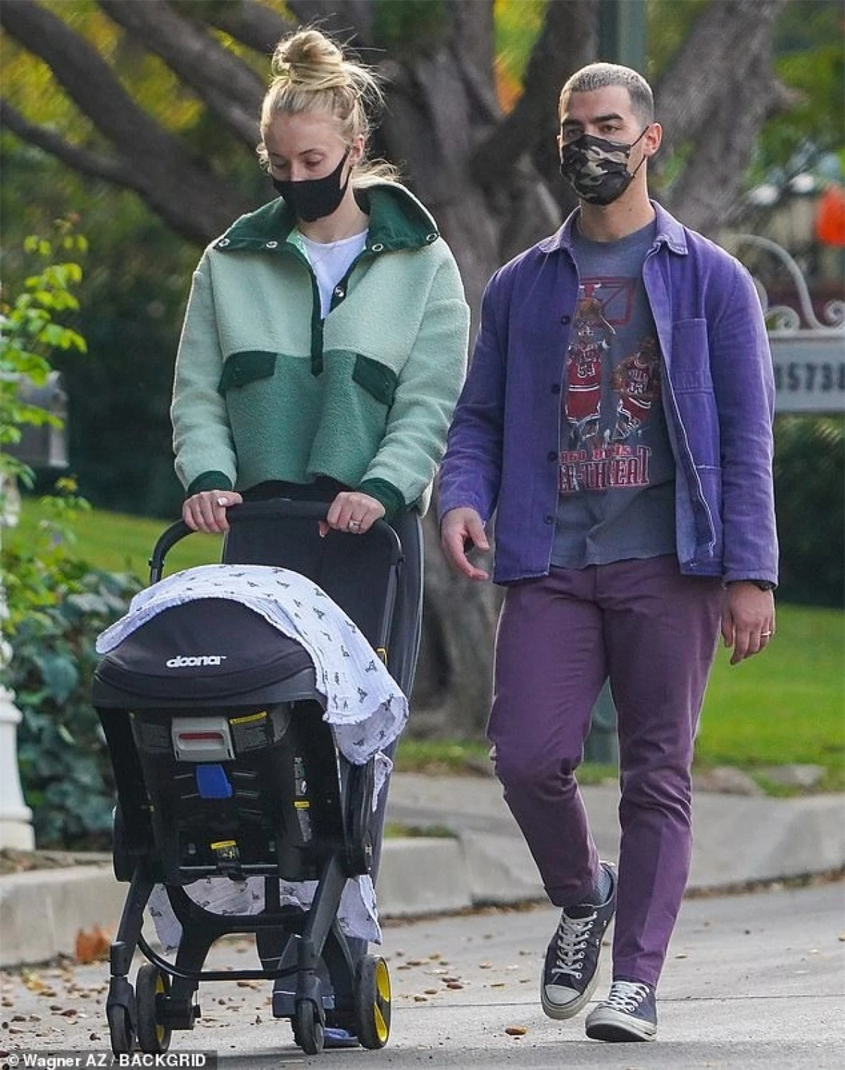 Joe Jonas và Sophie công khai hẹn hò từ tháng 11/2016, sau một thời gian nhắn tin trên Instagram.