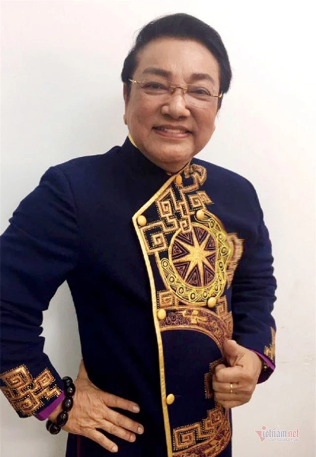 Tuổi 75, nghệ sĩ Phú Quý được vợ kém 20 tuổi chăm sóc ân cần - Ảnh 1.