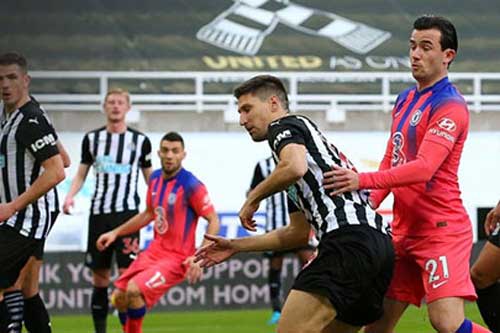 Newcastle lập kỷ lục buồn trong bàn thắng gây tranh cãi của Chelsea